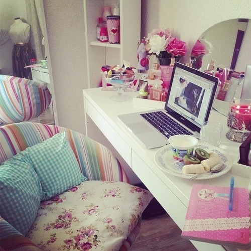 raspberray:  r-osyness:  http://www.youtube.com/watch?v=g8ooAg_s_8M  Rosy xx