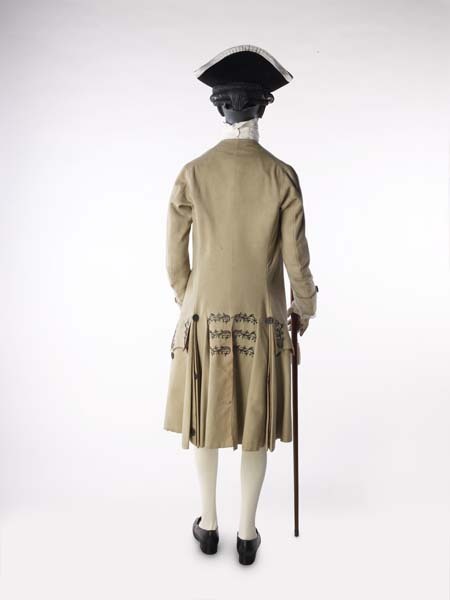 18thcenturyfop:Suit ensembleThis fawn-coloured coat and matching waistcoat (c. 1765-1775) are made o