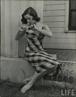 visualobscurity:  Nina Leen.  https://painted-face.com/