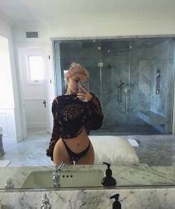 jenner-kandids:   Kylie: “Morning” 