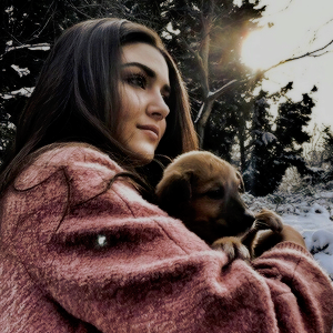 Hande Erçel icons.
Instagram