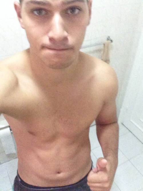 nakedguysfromkik:  Cute