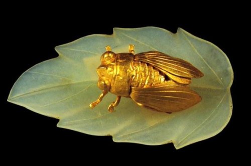 indigodreams: Archaeology & Art@archaeologyart·Golden cicada on a jade leaf, Ming dynasty (1368-