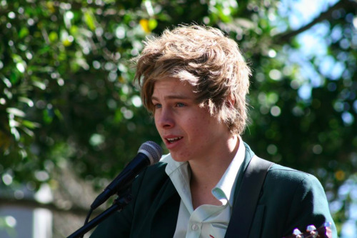 5sos-writing:  : Luke performing at school x   The fucking hair