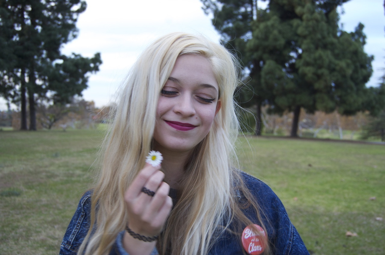 fuckyeahmelissabrooks:  she is wearing a shannon and the clams button!