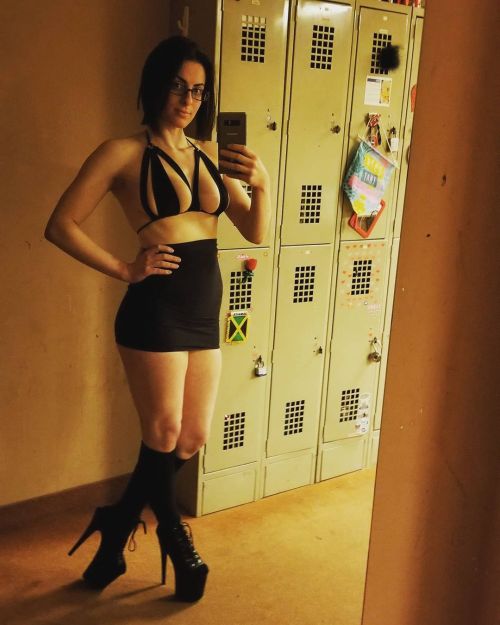 stripper-locker-room:  https://www.instagram.com/missmeliss_91/