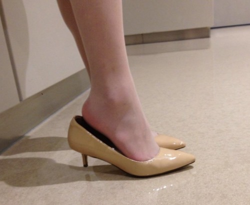 tights-and-highheels: The action feet slightly left shoes is so sexy !