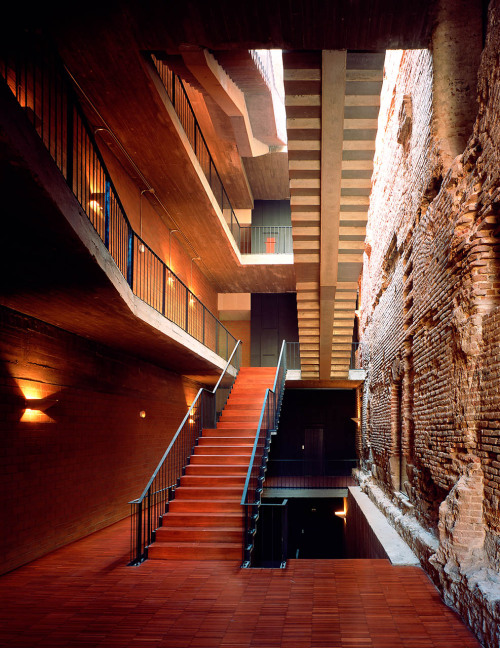 subtilitas:Linazasoro & Sanchez - Cultural Centre of the Piarists, Madrid 2004. This phenomenal 