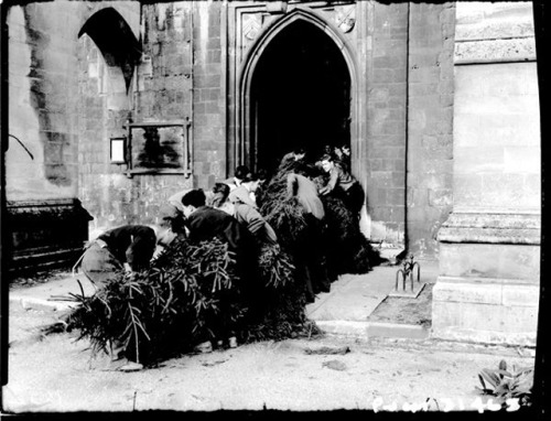 vintageeveryday:Interesting old photos show the story behind the Christmas tree of Winchester Cathed