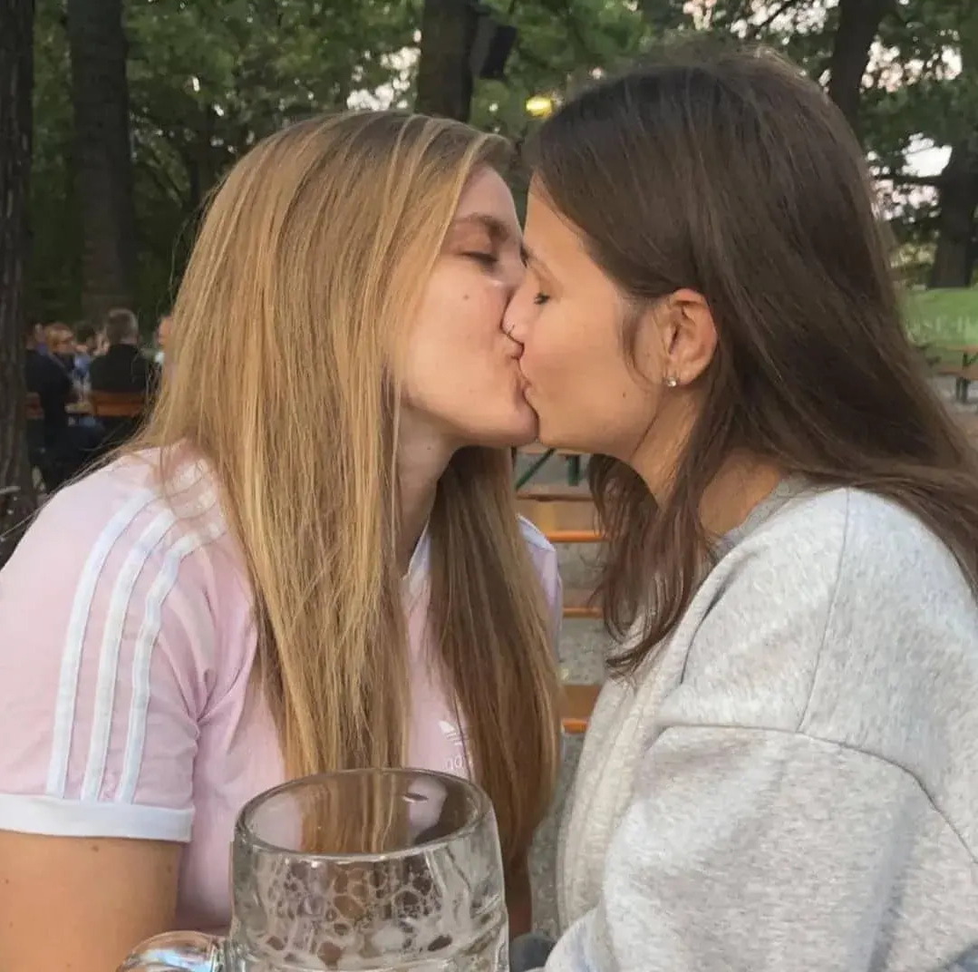 Sex lesbianlovekissing: pictures