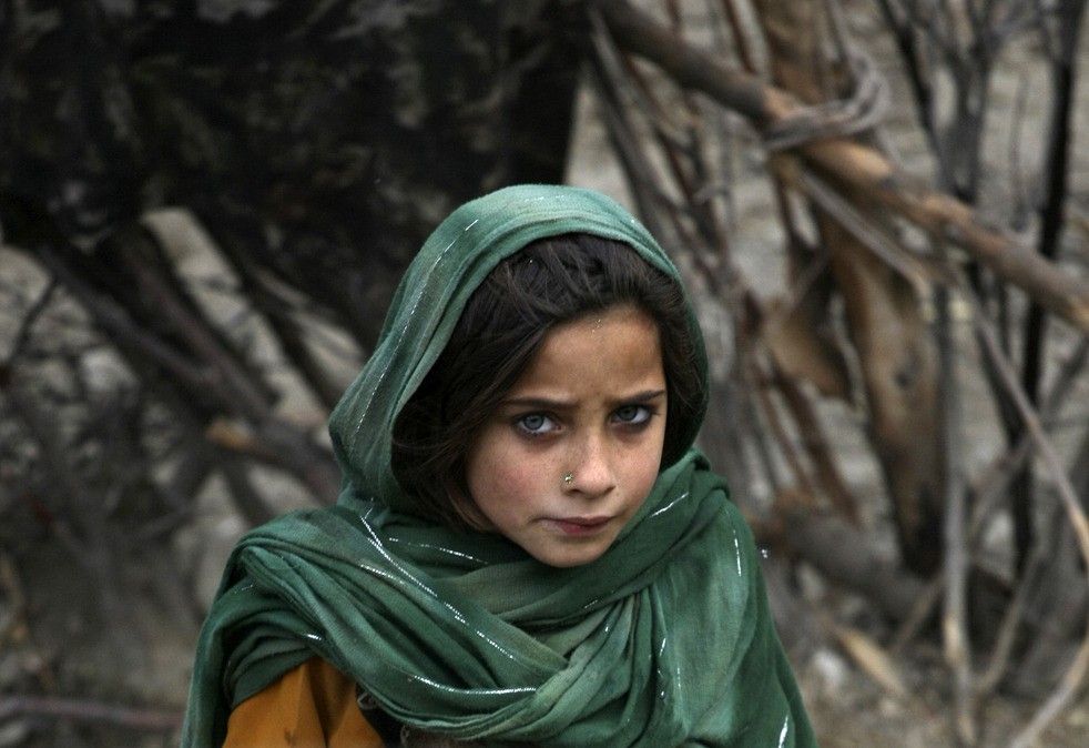melachalent:   An Afghan girl with some strikingly beautiful eyes…Look at that