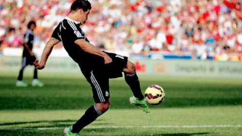 galacticomadrid:James Rodriguez scoring and celebrating his goal against Granada | 1.11.2014