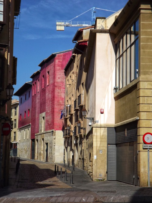 Paisaje urbano con grúa de construcción, casco antiguo, Logroño, 2012.