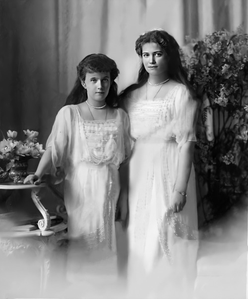 delicateflowers-of-the-past: Grand Duchesses Maria and Anastasia Nikolaevna of Russia, photographed 