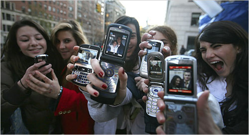 popculturediedin2009: Girls show off their pictures with the cast of Gossip Girl, November