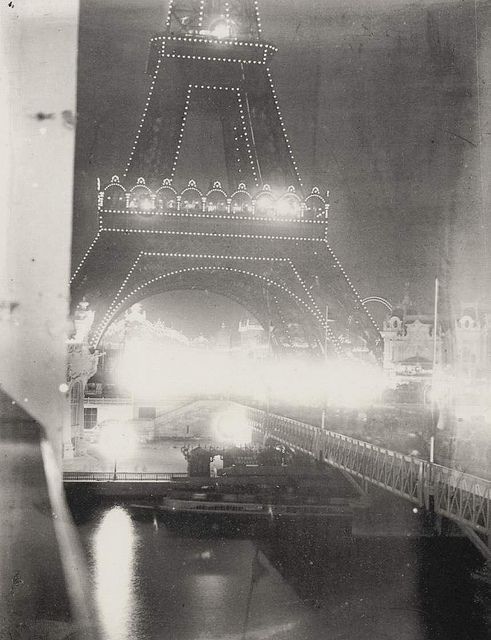 lapitiedangereuse:  Paris by night circa 1900 by author Emile Zola 