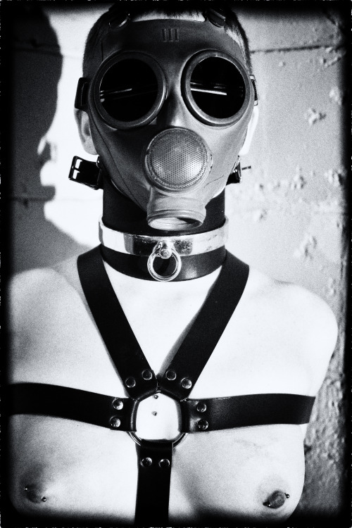 Porn photo pepalfreyman:  Gasmask fun with PatientRed.