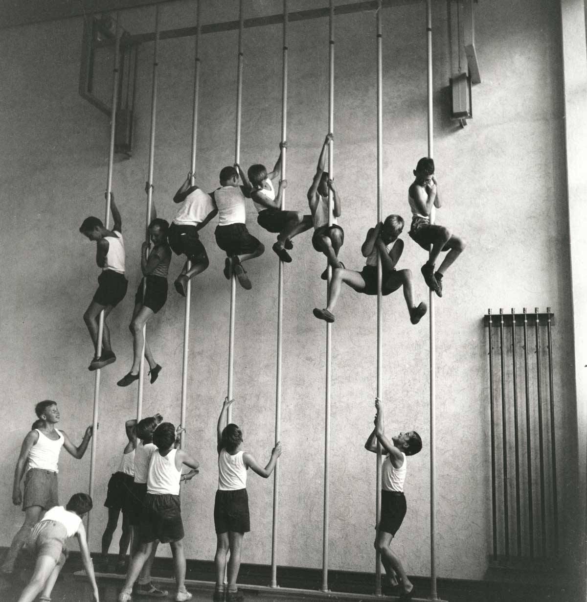 Hans Staub. A gym class around 1940. From Fotostiftung / Keystone