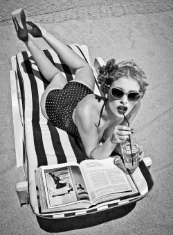 girlforpittsburgh:  sensual-sentiments:  Oh, how I wish this was me right now.  A little sun, a little reading, and a cool drink.      (via TumbleOn)