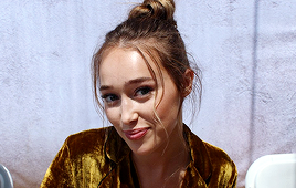 seabstan:Alycia Debnam-Carey + SDCC 2017My smol baby