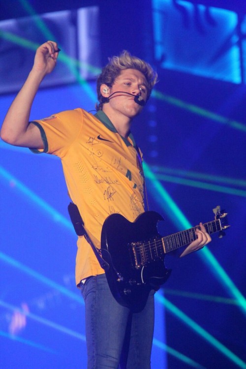 niallhasthenicestbutt:niall’s facial expressions when he plays guitar