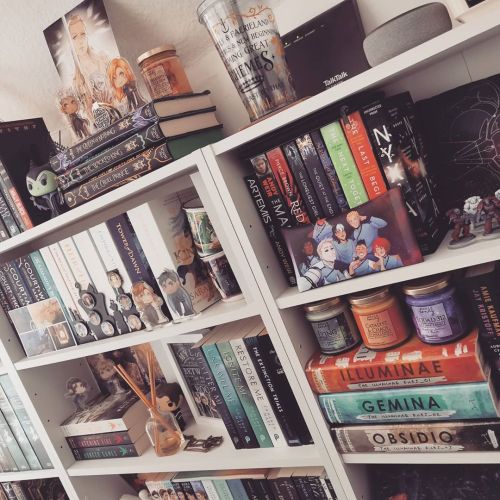 Happy Friday! #bookshelf #bookshelves #shelfie #illumicrate #fairyloot #graceandhoney #mostwonderful