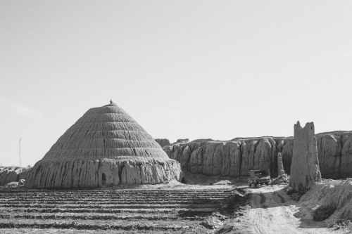 wolverineandpearls:khabalooo:indiatolondon:Ancient cities - Kashan, Iran. The huge pyramid looking thing is actually a c