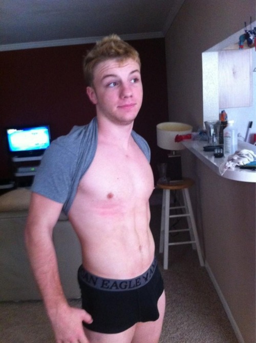 guyswhoshouldbeunderwearmodels:  @DougAcre