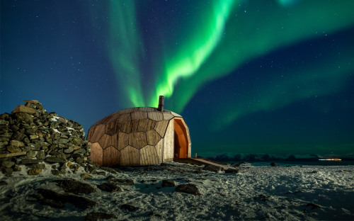 Good wood - I can almost feel the blissful calm under the northern lights. Spinn Arkitekter designed