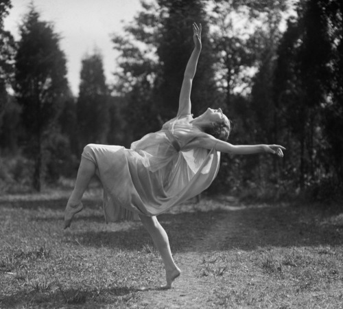 Dancer Désirée Lubowska, 1927 “Russian” Dancer Désirée Lubowska (born Winniefred Foote) 