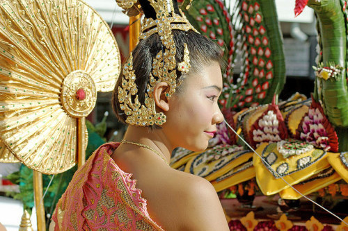 Photo of the Day: Elegance in Thailand
A woman dressed in sparkling finery attends a parade in Pattaya, Thailand on June 19, 2013. (C C/Flickr)
Want to see your images in our ‘Photo of the Day’ posts? Find out how.