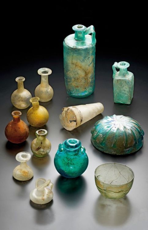 pearl-nautilus:grave goods made of glass in Roman graves of the 1st to 3rd centuries AD