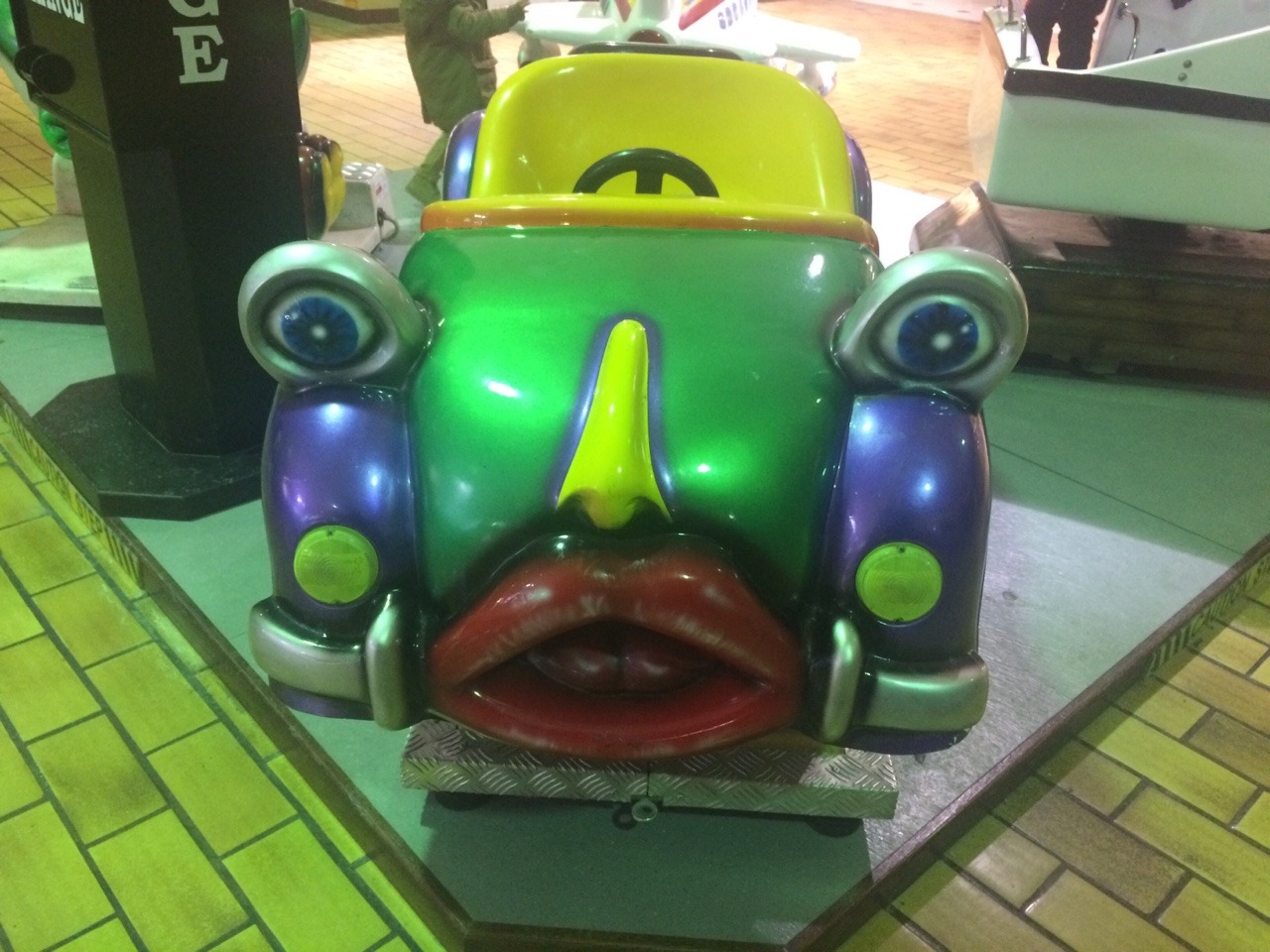 luxtempestas:  i just went to the sketchiest mall i’ve ever seen in my life and