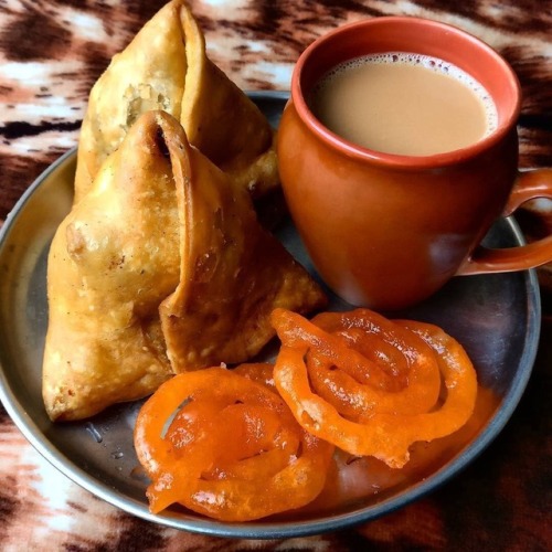 streets-of-india: Chai , Samosa and Jalebis , India’s homegrown snacks.