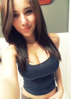 selfies-sexy:  Selfshot d'une jolie brunette 