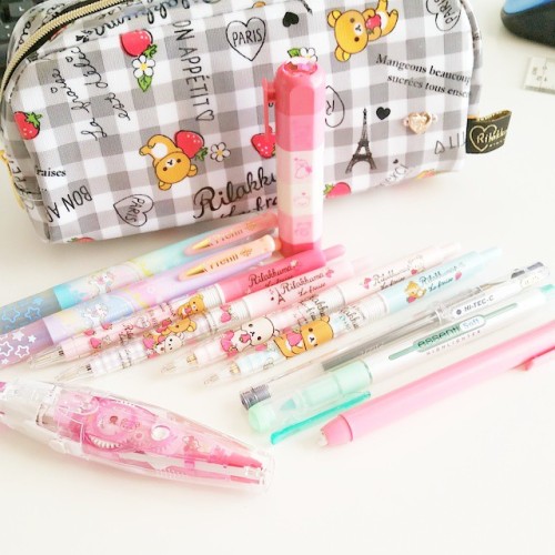 cuppiecakesprinkles:  2015.01.07 getting ready for school! Cute pens and mechanical pencils, highlig