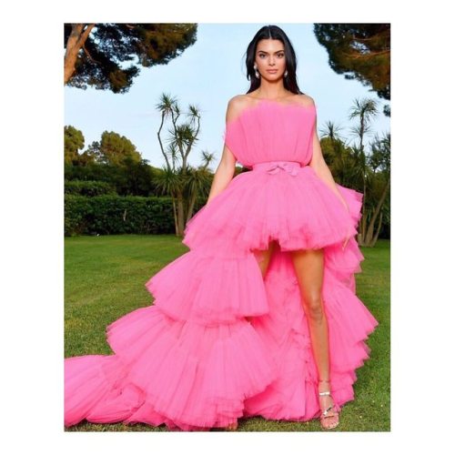 @amfar gala in #Cannes @kendalljenner in @giambattistavalli x @hm www.instagram.com/p/Bx5wGk