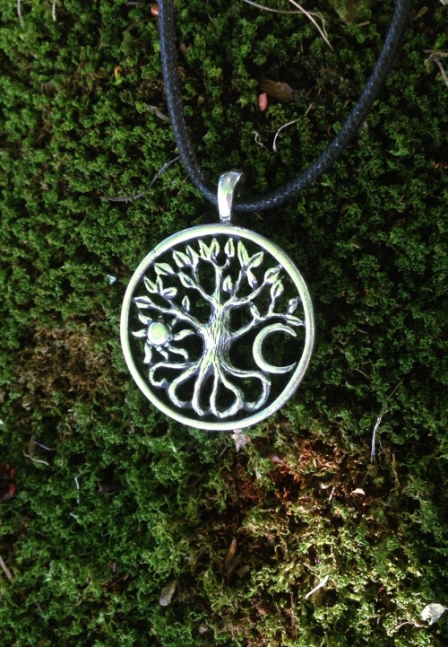 grimoireandfaeries:  a necklace i bought for myself today at the flea market! there were so many nice ones it was hard to choose but i love it so much :) 
