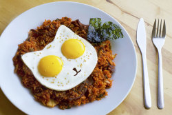 the-awesome-quotes:    Cat-Shaped Egg Mold Lets You Make Breakfast Kitty-Side Up 