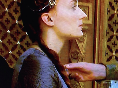 kaatherine:LOOK WHEN OLENNA TYRELL GOES TO TALK TO SANSA SHE PLAYS WITH HER HAIR THEN TOUCHES HER NE