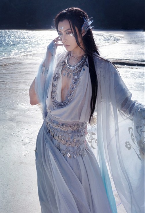 ziseviolet:Hanfu photoset via Coser小梦, Part 10/?Coser小梦 portrays the Chinese mermaid called Jiaoren/