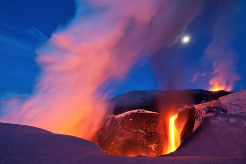 nubbsgalore:photos of a volcanic eruption and lavafall at fimmvorduhals, east of glacier eyjafjall