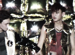 oshzt:  zitao wants to stand next to niel but jongdae pulls him back 