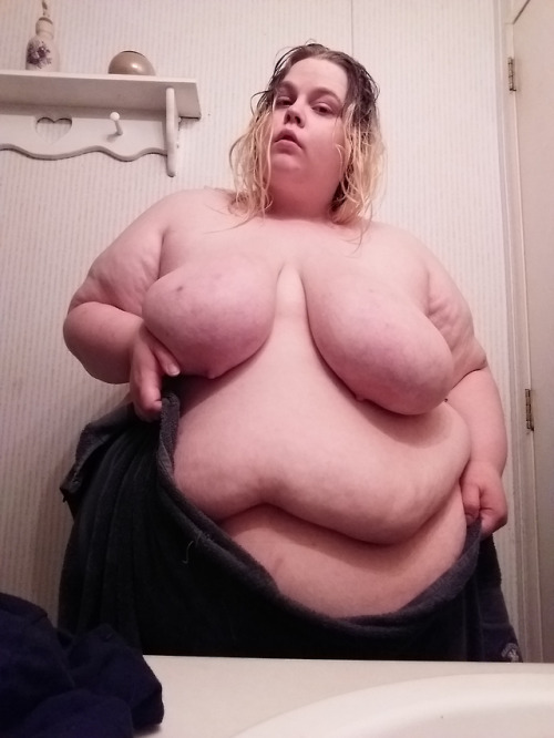 fatstonerchick: Check out this new photo set on my MV Crush feed!! Fresh out of the shower! Include