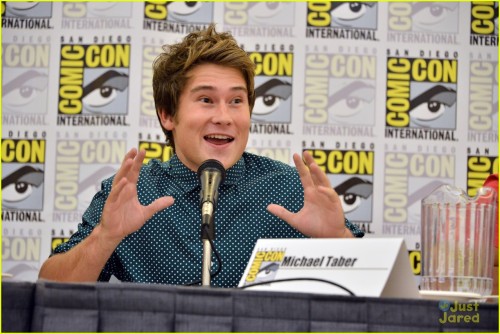 (via www.justjaredjr.com/2015/07/14/the-power-rangers-hit-comic-con-2015/)