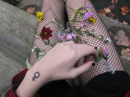 princess-jpeg:  i stuffed wildflowers in my fishnets (*flower punk*)!!!