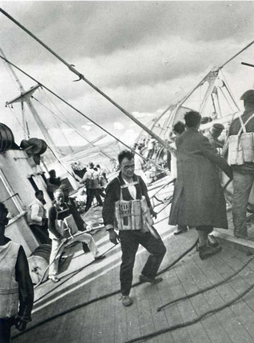 germanea: Passengers and crew of the sinking SS Vestris try to lower life boats from the port side o