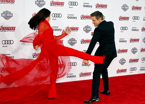 celebritiesofcolor:  Ming-Na Wen and Jeremy Renner play fight on the red carpet premiere