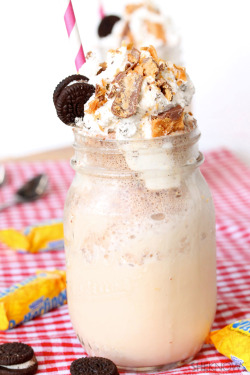 desserts-n-sweets:  magicalfoodtime:  (via Butterfinger malted milkshake with Oreo whipped cream)  desserts-n-sweets.tumblr.com 