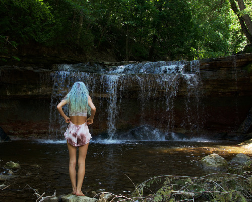 canablisssss:  my hair blends in with the waterfall 